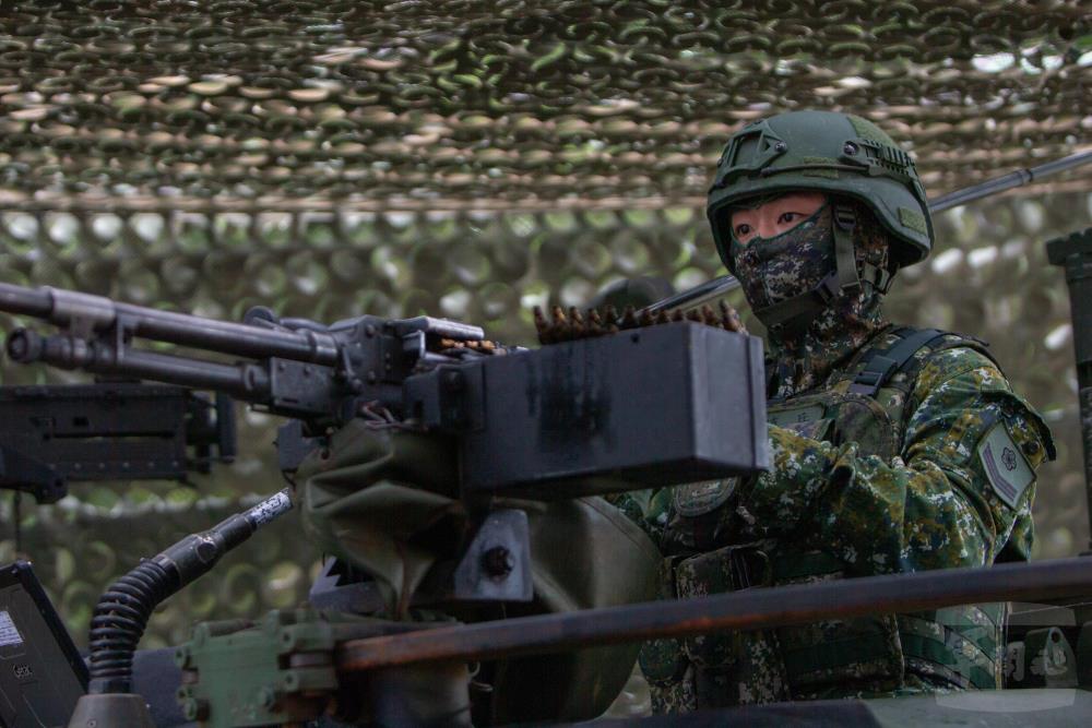  河防部隊運用FN機槍對突入之敵實施射擊。 圖 :軍聞社提供
