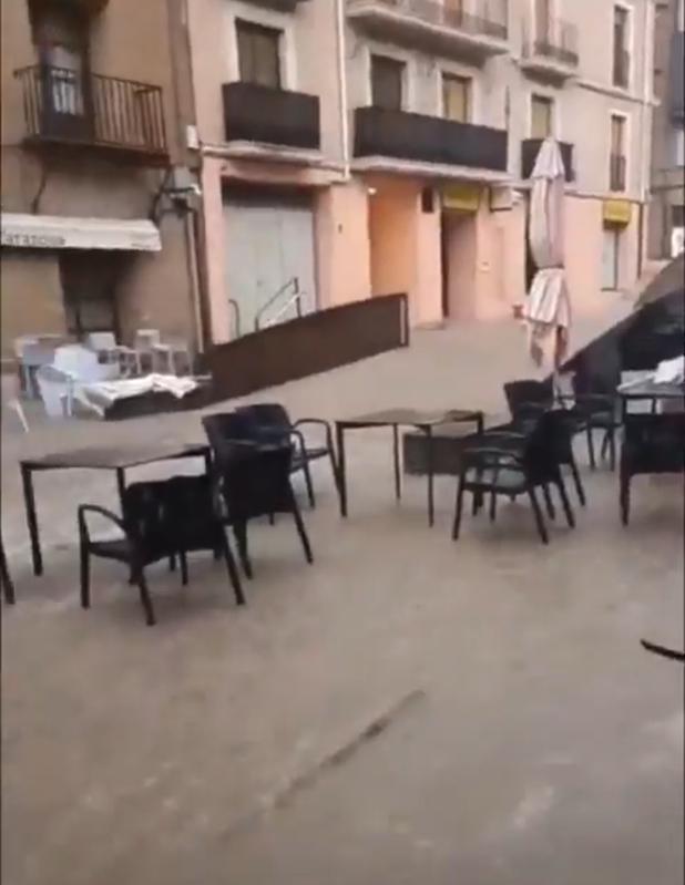  西班牙重災區加泰隆尼亞地區多地街道淹水成河，車輛被激流沖走。 圖：翻攝自 X 
