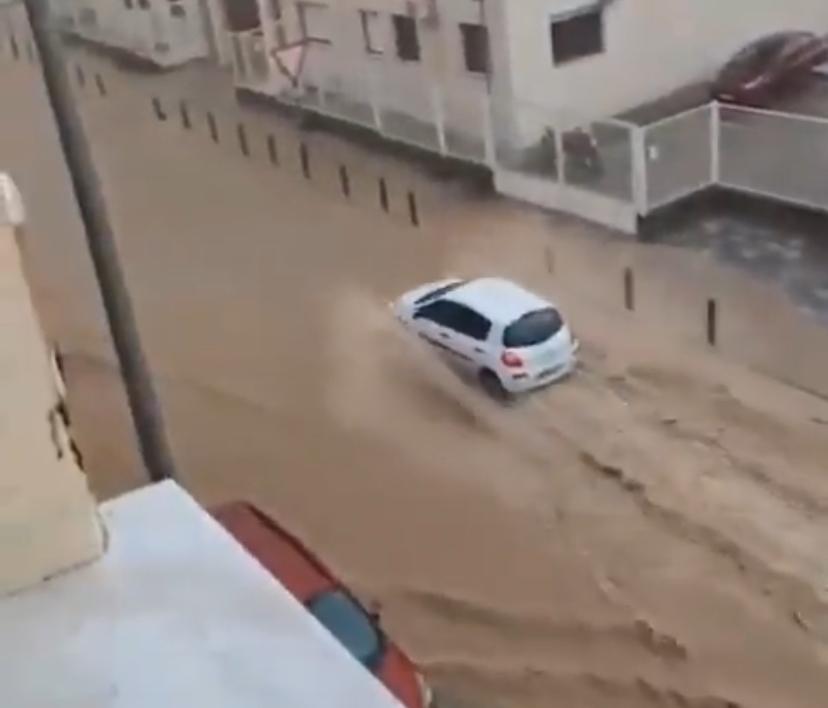  西班牙重災區加泰隆尼亞地區多地街道淹水成河，車輛被激流沖走。 圖：翻攝自 X 