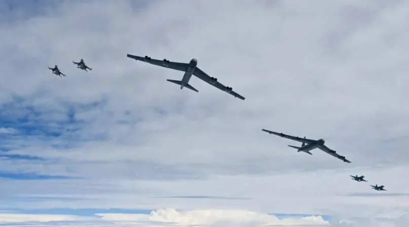  美國B-52H戰略轟炸機。 圖：翻攝自《直新聞》 