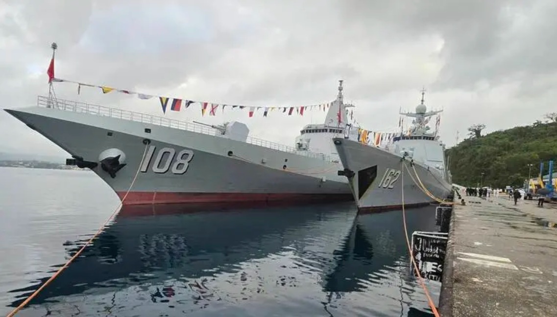  解放軍055型飛彈驅逐艦。圖為舷號 108 的咸陽號。 圖：翻攝「Facebook」@VANUATU GOVERNMENT 