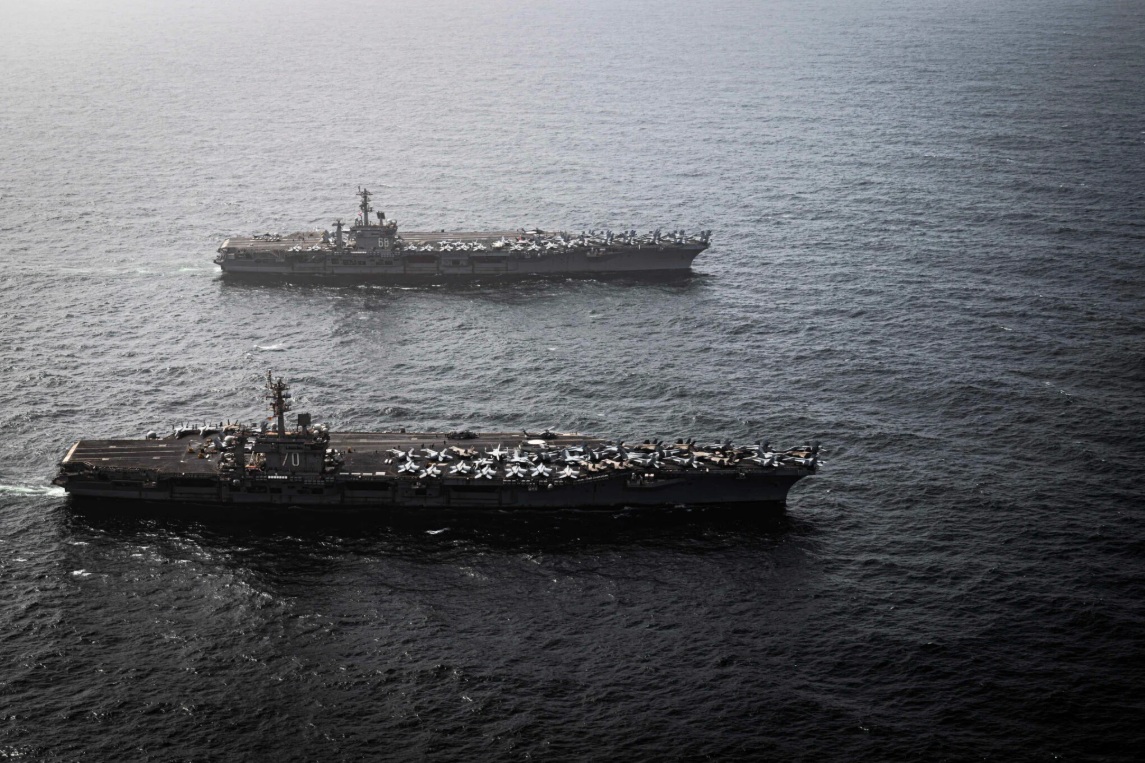  美國海軍在中東部署的2艘航空母艦，前為「卡爾文森號（USS Carl Vinson，CVN-70）」，後為「尼米茲號（USS Nimitz，CVN-68）」。 圖：翻攝US Navy 