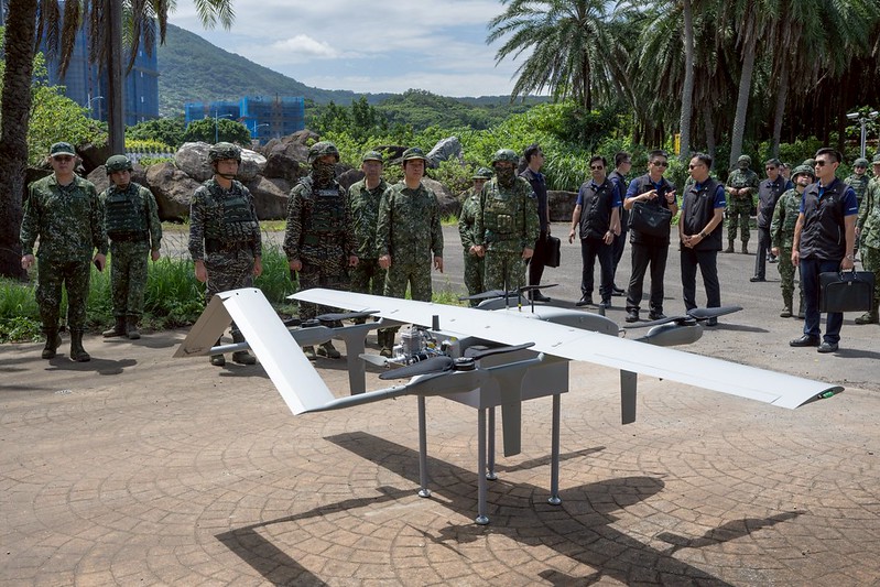  賴清德視導漢光，研判是海軍的陸用監偵無人機。 圖：總統府提供 