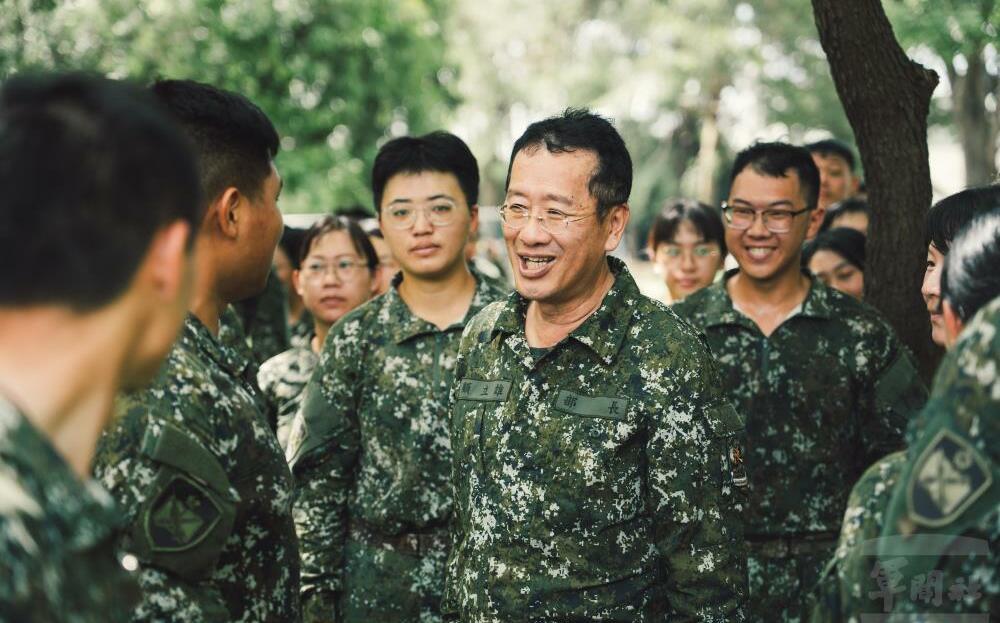 顧立雄視導心戰大隊與資通電軍 肯定官兵反制認知攻防表現