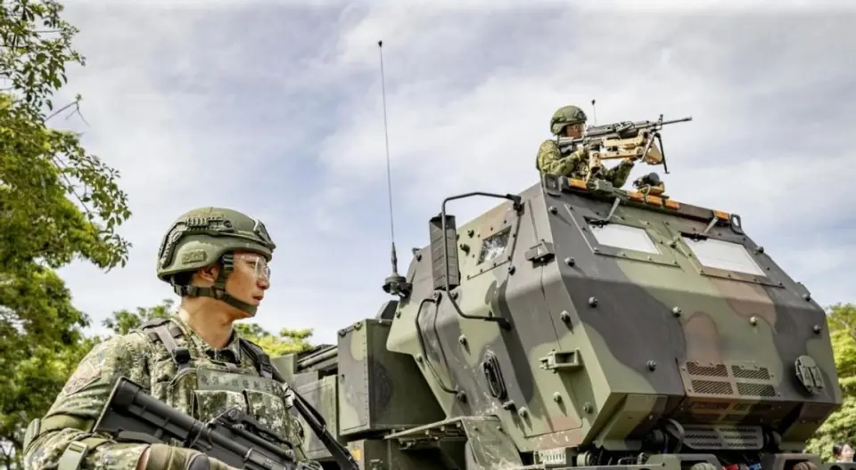 近期，美國與台灣簽署了新的軍售協議，而中國人民解放軍則透過軍事演習予以回應。圖：翻攝自 《騰訊新聞》/「又看風雲起」 