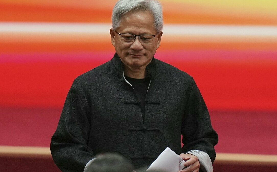 對中國AI致敬？黃仁勳皮衣不見了！改穿唐裝亮相北京鏈博會