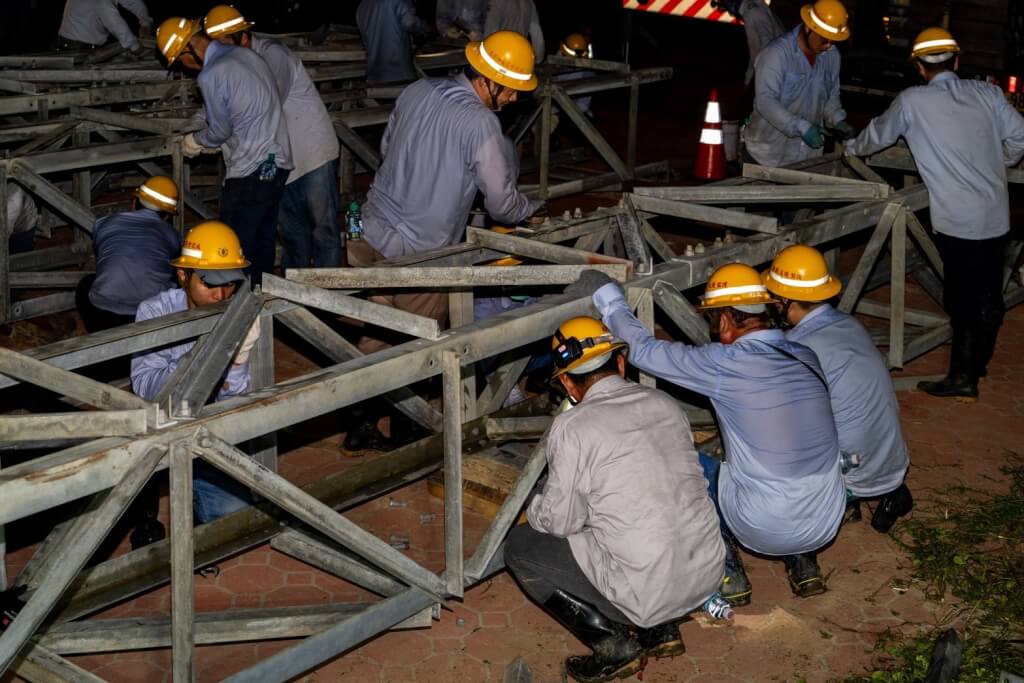 丹娜絲颱風重創南台，台電工作人員在嘉義縣義竹鄉進行搶修工程。（示意圖） 圖：台電／提供（資料照） 