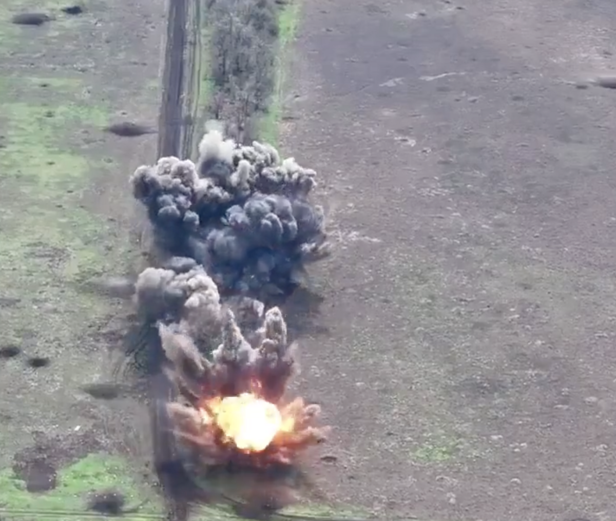  烏軍投放了 2 枚 GBU-62 滑翔炸彈重擊俄軍陣地，現場瞬間火光四射、濃煙四起。 圖：擷取自《NOELreports》的 X 