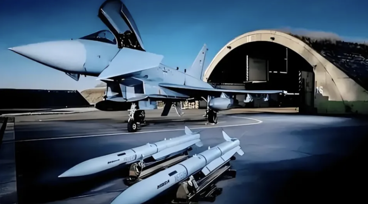  中國空軍第五代隱身戰鬥機殲-20 進行一項「霹靂-17」 超遠程空對空導彈的飛行訓練。(示意圖) 圖：翻攝自 矚望雲霄 