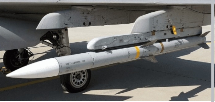  美軍戰機掛載AIM-120導彈。 圖 : 翻攝自臉書 