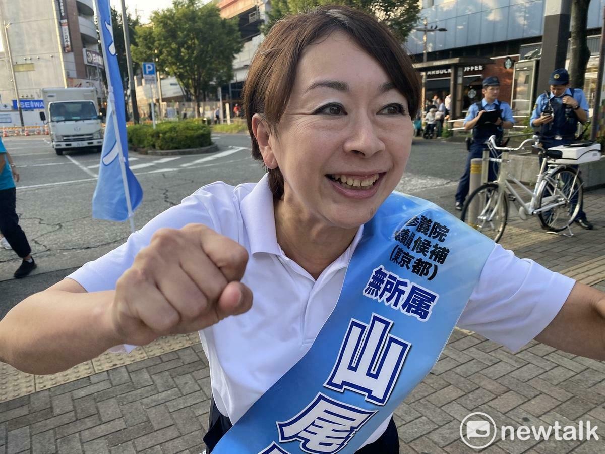  自民黨顯然將慘敗，拼命拉攏有人氣無黨派的前立憲民主黨國會議員山尾志櫻里，希望她若當選後能加入自民。 圖：劉黎兒攝 
