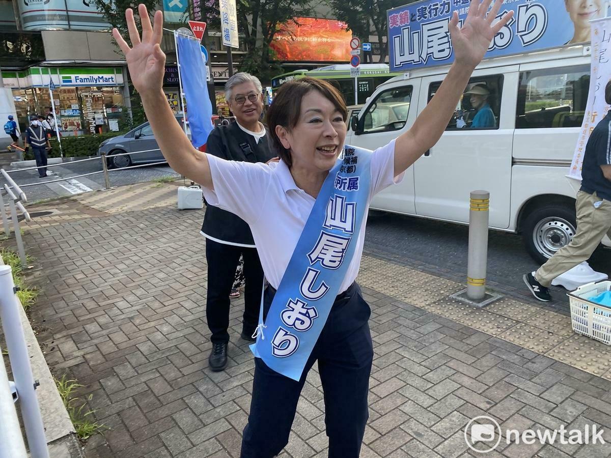 自民黨顯然將慘敗，拼命拉攏有人氣無黨派的前立憲民主黨國會議員山尾志櫻里，希望她若當選後能加入自民。 圖：劉黎兒攝 