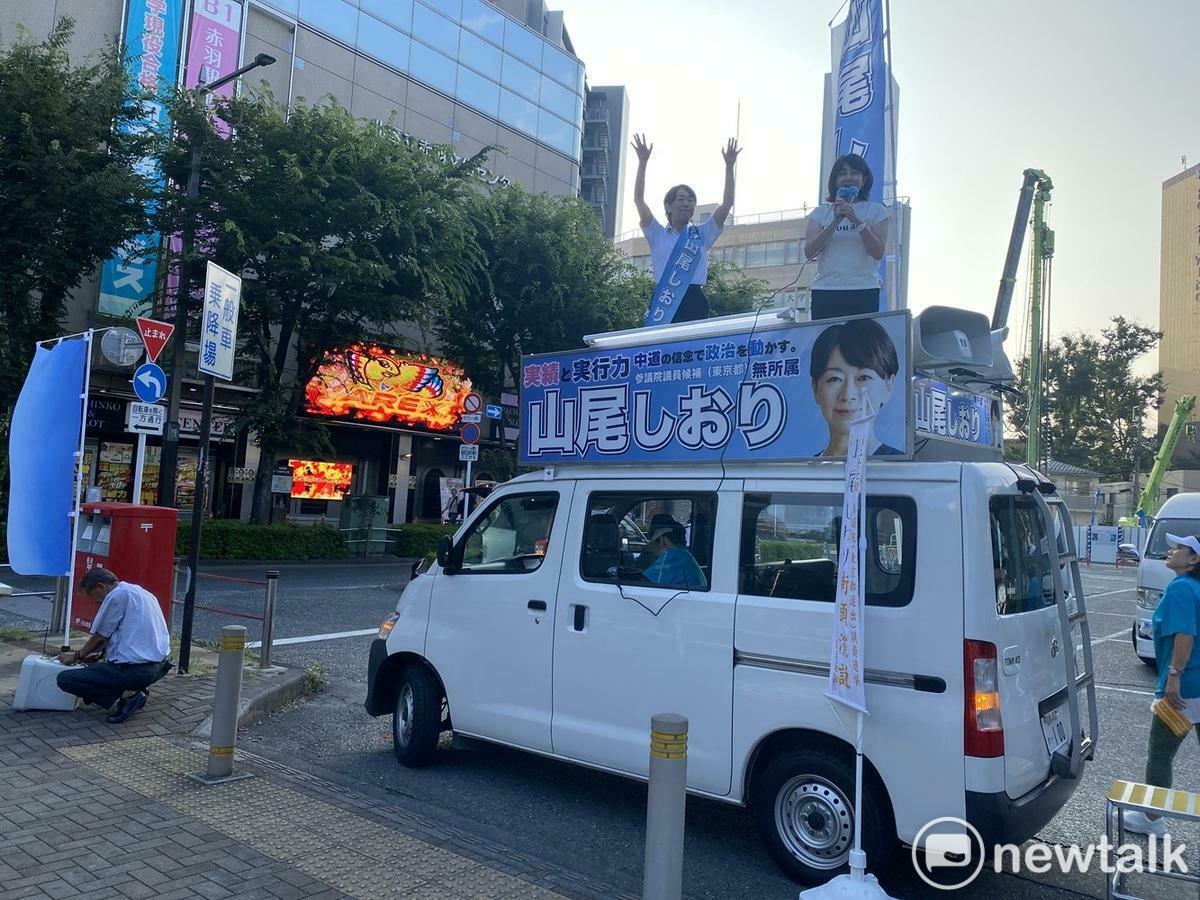  自民黨顯然將慘敗，拼命拉攏有人氣無黨派的前立憲民主黨國會議員山尾志櫻里，希望她若當選後能加入自民。 圖：劉黎兒攝 