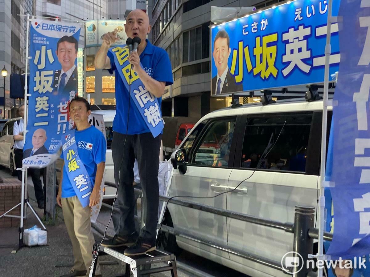  著名作家百田尚樹17日在東京池袋站台，強調外國人不守規矩等。 圖：劉黎兒攝 