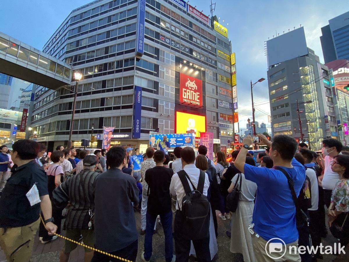  保守黨黨魁百田尚樹在東京街頭站台強調日本人本位，吸引許多從未關心政治的年輕人。 圖：劉黎兒攝 