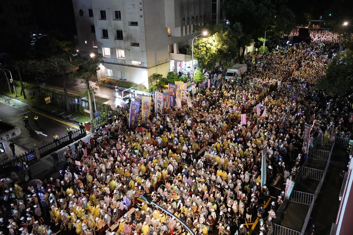 超過萬名青鳥重返青島東路　「護國保台晚會」現場人氣強強滾。 圖:張良一/攝 