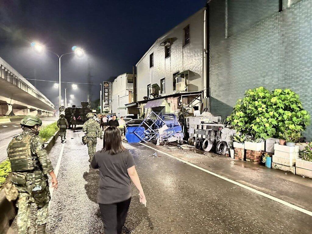  漢光41號軍演，10日深夜有戰車因不熟路況，在桃園市新屋區開進小路、擦撞民宅和車輛。 圖：民眾提供 