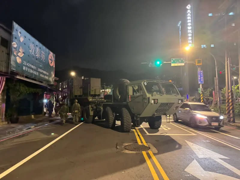  漢光41號軍演，愛國者飛彈車轉彎時不慎，一度卡到店家遮雨棚。 圖：民眾提供 