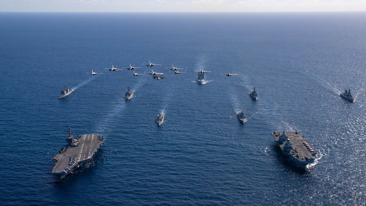  2025年「護身軍刀」（Talisman Sabre）聯合軍演 7 月時在澳洲登場，英美共同執行雙航艦作戰演練。 圖：翻攝自 X 