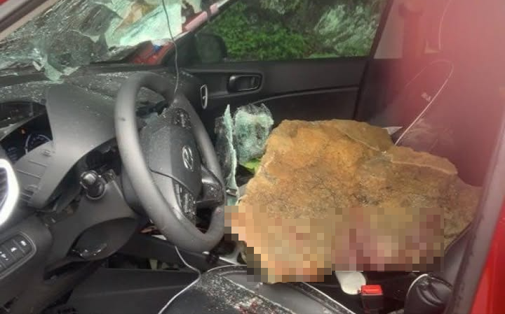 蘇花公路「落石砸穿擋風玻璃」！2人送醫  後座孩童幸無傷