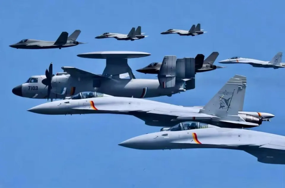  解放軍不斷強化軍事力量，近日殲-35近日首度以標準塗裝公開亮相，與空警-600預警機、殲-15T戰鬥機、殲-15D電子戰機共同組成「七機混編」編隊飛行。 圖：翻攝自 騰訊新聞/國平視野 