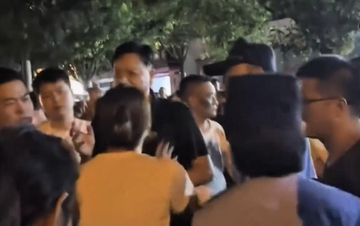  甘肅天水幼兒園血鉛事件受害家長上街抗議，卻反遭警方鎮壓。 圖：擷取自網路影片 