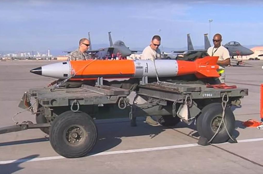  B-61核子炸彈，全長3.6公尺，直徑33公分，重量700公斤。 圖 : 翻攝自美國空軍 