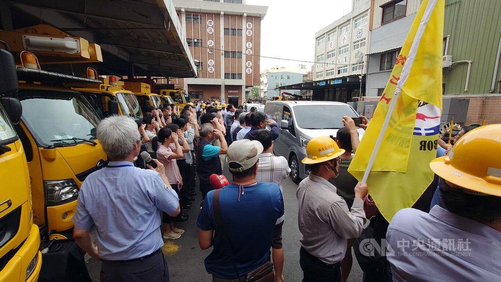 遭電擊李元瀚拔管返嘉  台電員工列隊淚喊一路好走