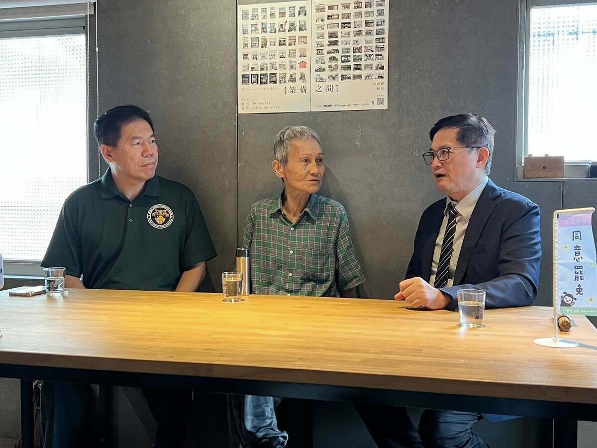  童子賢爆料，自己曾以個人名義捐7000多萬給花蓮震災，結果卻變成傅崐萁個人的功德，花蓮縣政府還跟災民講說「這是縣長特別給你們的」。 圖：翻攝自徐柏岳臉書 