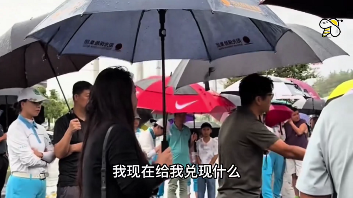 7 月 20 日，陝西西安秦嶺高爾夫俱樂部的工人與球童集體罷工，指控俱樂部五年來從未發過工資，每人被欠薪高達十多萬元，累計數百萬元。 圖:翻攝自影片