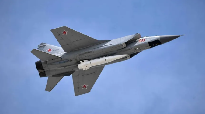  掛載「匕首」飛彈的俄軍米格-31K戰鬥機。 圖：翻攝自騰訊網(資料照) 