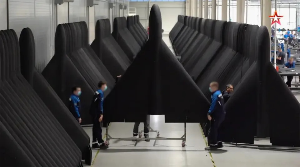 圖為俄羅斯近日首度公開的無人機製造基地內部畫面。 圖：翻攝自 《騰訊新聞》 