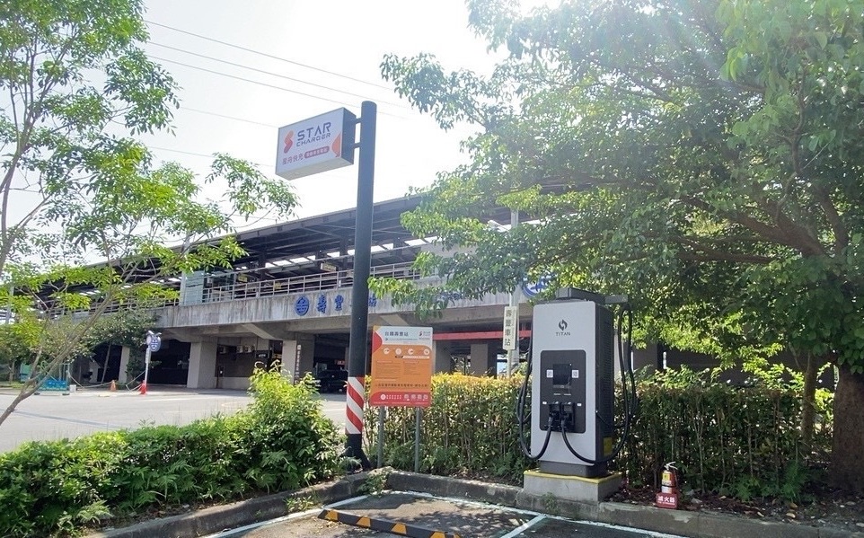 電動車遊東部不怕沒電！台鐵：宜花東9車站設充電樁