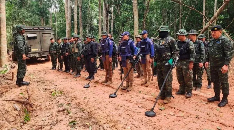  泰國軍隊在泰柬邊境塔蒙通保護區展開防線部署，並進行掃雷。 圖：翻攝自勝研國際 