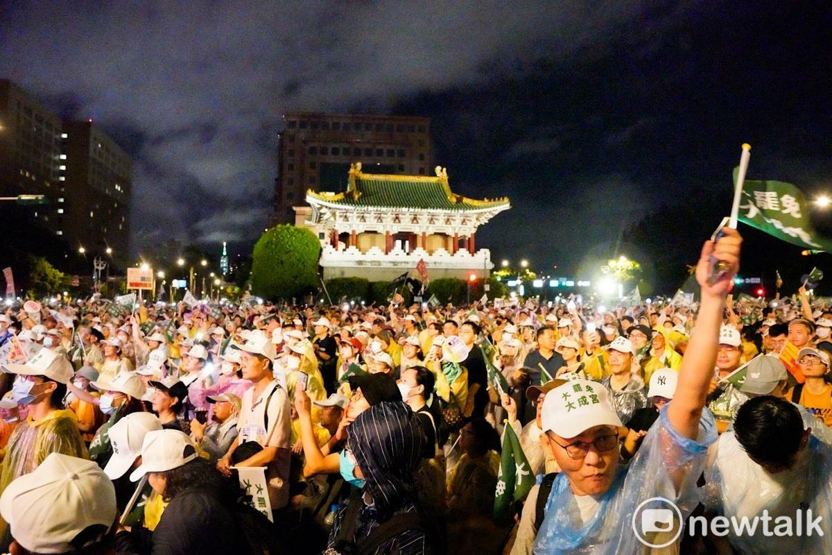  反共護台聯盟在凱達格蘭大道舉辦「迎向成功 凱道晚會」，現場人數破十萬人。 圖：張良一／攝 