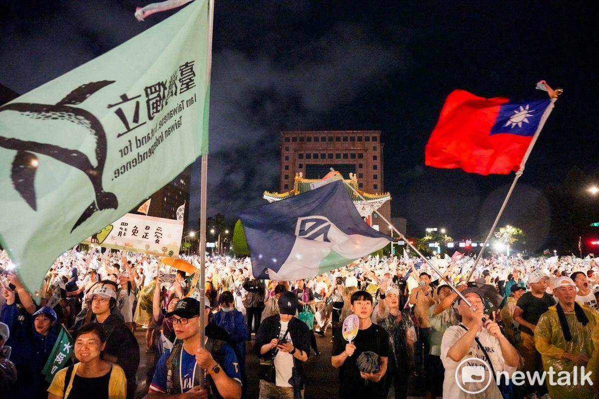  反共護台聯盟在凱達格蘭大道舉辦「迎向成功 凱道晚會」，現場人數破十萬人。 圖：張良一／攝（資料照） 