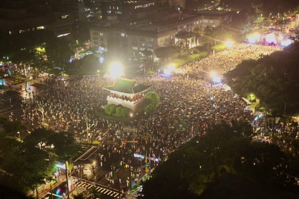  罷團晚會凱道人數破十萬人。 圖：反共護台志工聯盟提供 