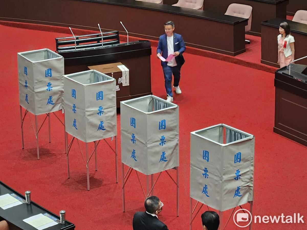 立法委員針對法案投票。 圖：黃建豪/攝 