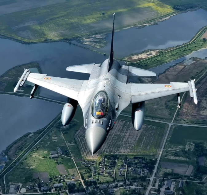 為應對潛在威脅，羅馬尼亞第 86 空軍基地緊急出動 2 架 F-16AM 多用途戰機升空偵察，並通報民航協調機構同步啟動聯合空情監控。 圖:翻攝自騰訊網