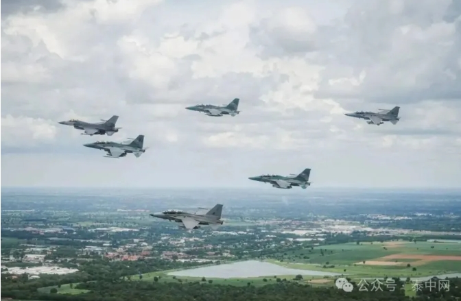  泰國F-16戰機群出動轟炸柬浦寨軍事基地。 圖 : 翻攝自泰中網 