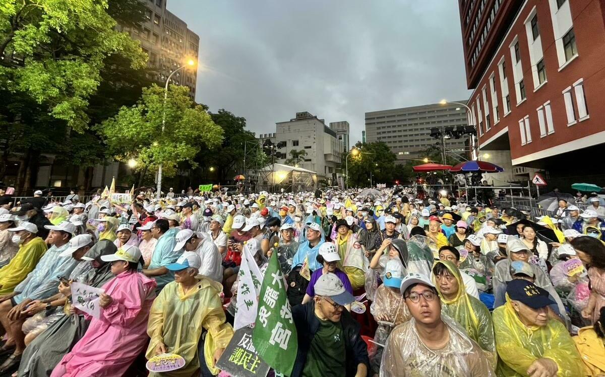 直擊》罷前之夜！為民主守夜 罷團晚會人潮漸漫到中山南路