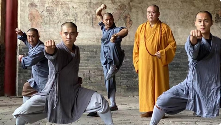  中國少林寺方丈釋永信（右二）傳遭官方帶走調查。 圖 : 翻攝釋永信微博＠釋永信師傅 