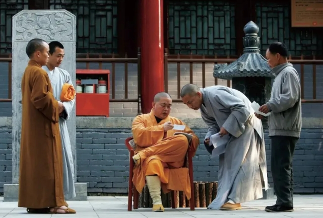  少林寺前方丈釋永信長期主導少林寺商業化運營，並曾擔任中共佛教協會副會長、河南省佛教協會會長及多屆全國人大代表。。 圖 : 翻攝自冷杉 Record 