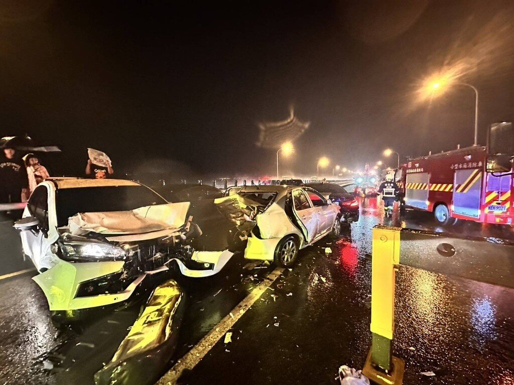 國1銅鑼段雨夜9車連環撞　釀1死7傷