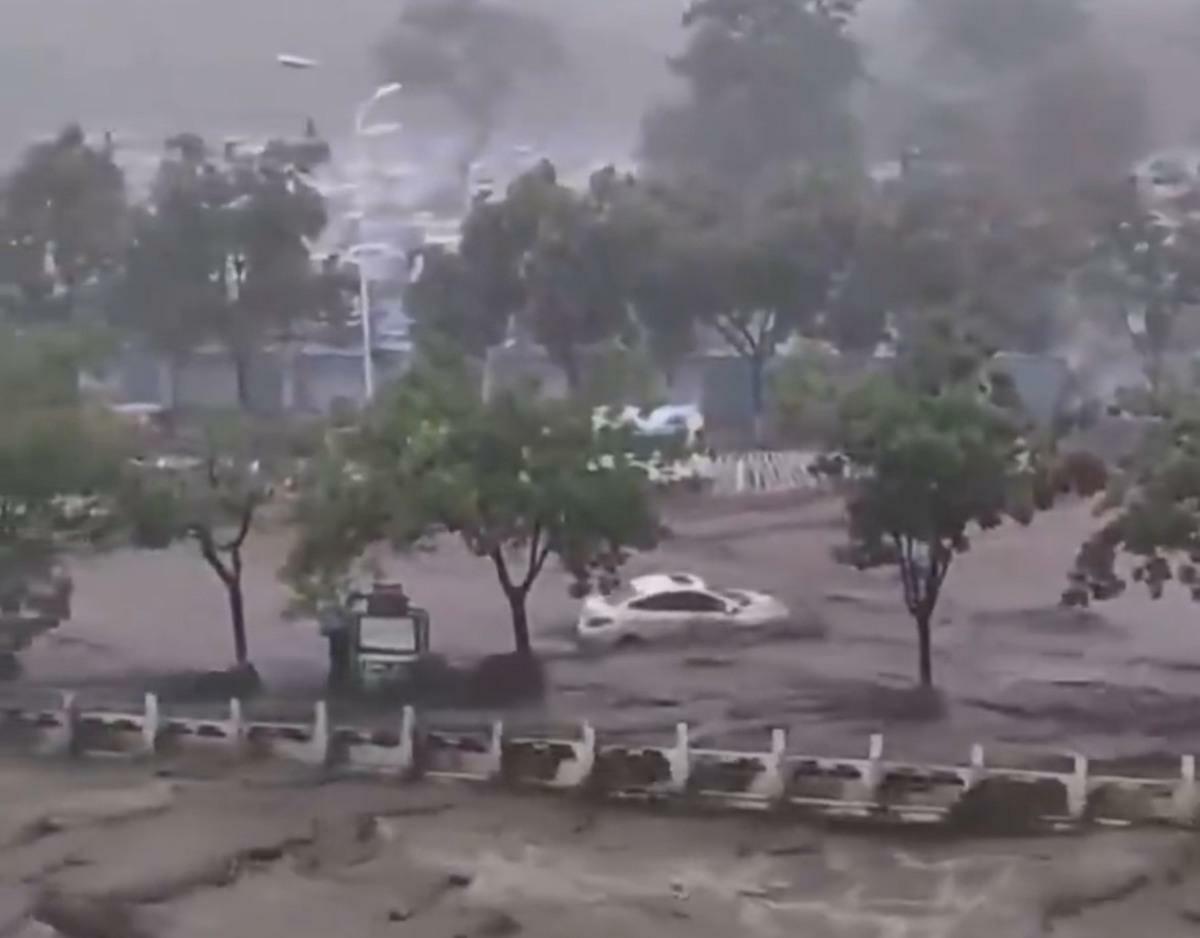  北京密雲區的洪水已高到淹至汽車一半。 圖：擷取自網路影片 