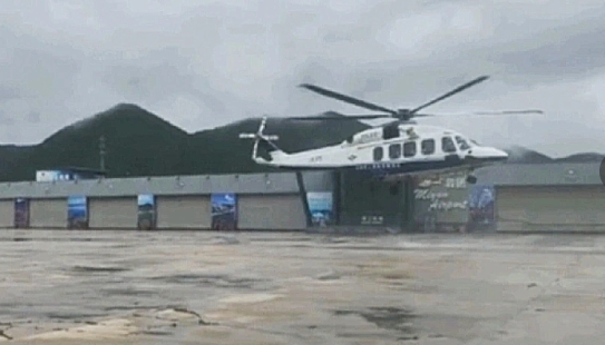  北京密雲暴雨釀災，民眾受困，直升機出動救災。 圖 : 翻攝自騰訊網 