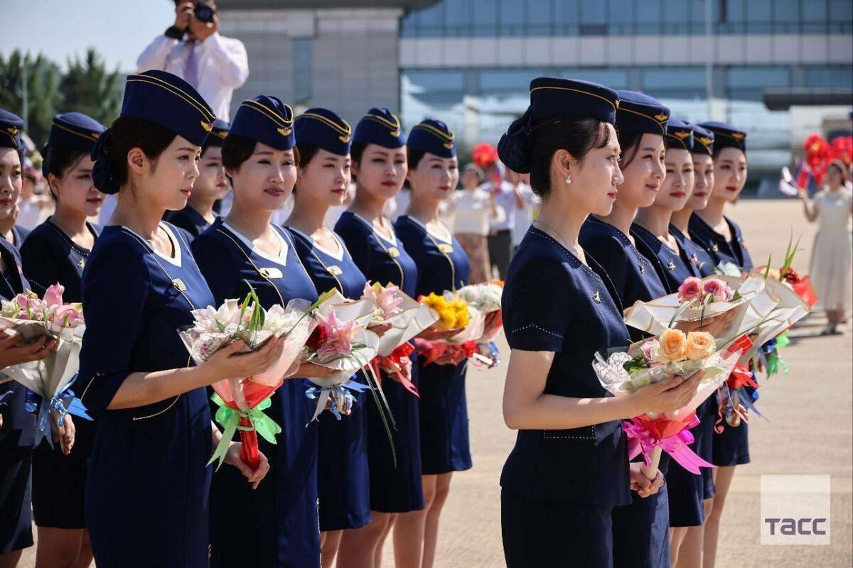  北韓空服人員在平壤接待俄羅斯空服人員落地。 圖：翻攝自 X 