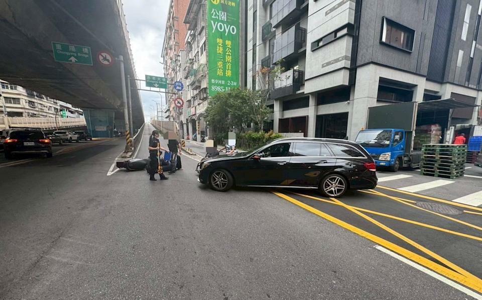 74歲翁駕賓士撞上機車！竟需輪椅才能下車察看 民眾傻眼PO網