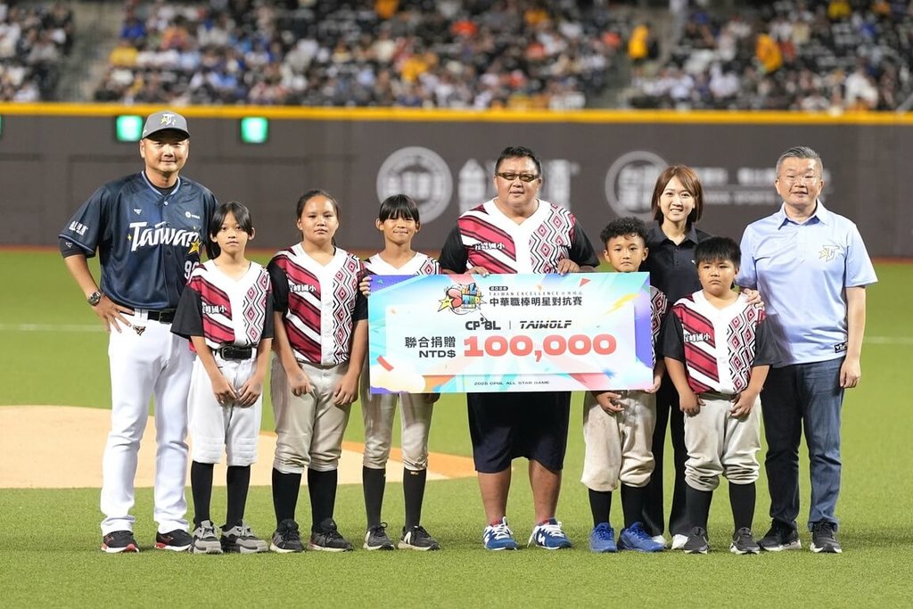 台灣狼響應回饋基層棒球計畫　捐新台幣400萬元
