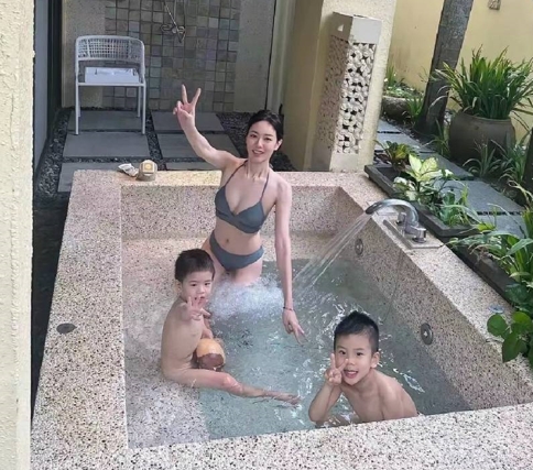  據傳釋永信情人與小孩在別墅泳池。 圖 : 翻攝自 X 